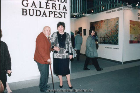 Körmendi Galéria pavilonja a kiállitó művésszel