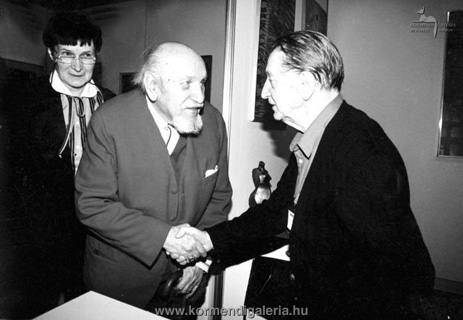 Gyarmathy Tihamér és Jakovits József találkozása, háttérben Egry Margit művészettörténész
