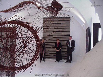 Csák Máté, Ardai Ildikó textilművész, és Tordai Alíz, a kiállítás kurátora