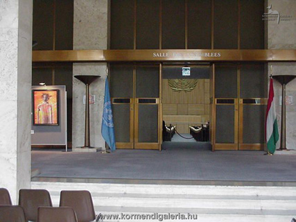 A kiállítás enteriőrje, háttérben a kongresszusi terem