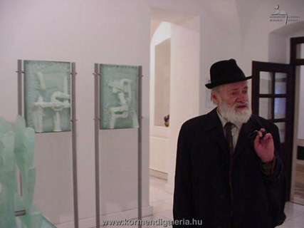 Schéner Mihály festőművész a kiállításon