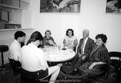 Gerzson Pál festőművész tanítványai társaságában Körmendi Annával