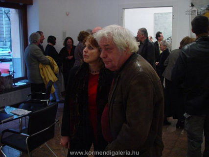Dienes Gábor festőművész és Katona Zsuzsa a kiállításon