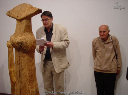 Wehner Tibor művészettörténész megnyitja a kiállítást, háttérben Nagy Sándor szobrászművész