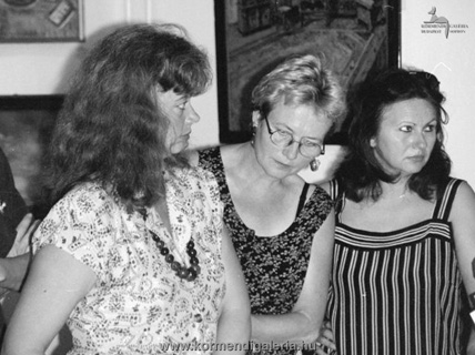 Az Art Klub vezetősége Budapesten a kiállítás anyagának válogatásán Ulrike Bthusy-Huck grófnő jelenlétében, 1994 nyarán, a Deák Ferenc utcai galériában