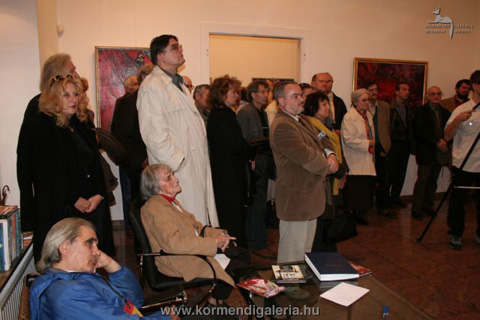 A közönség, előtérben Gádor Magda szobrászművész, Wehner Tibor művészettörténész, valamint Fehér László festőművész