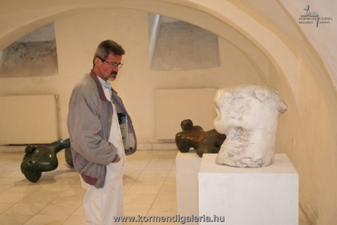 Erdei Sándor üvegművész Nagy Attila szobrai előtt