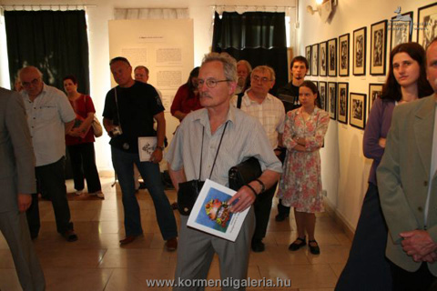 A megnyitó látogatói, háttérben Pataki Gábor művészettörténész