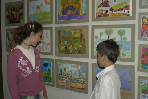 A meghívott gyerekek örömmel fedezték fel munkáikat az Országos Széchényi Könyvtárban megrendezett kiállításon