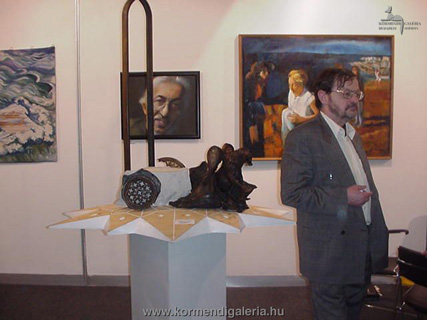 A falon, Gyémánt László képén, Vadas józsef művészettörténész, előtérben Rideg Gábor művészettörténész