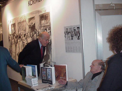 Pálffy József újságíró a Körmendi Galéria standján