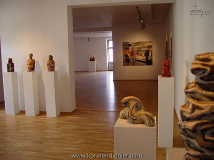 Kiállítási enteriőr, Katona Zsuzsa és Gádor Magda szobrászművészek szobrai