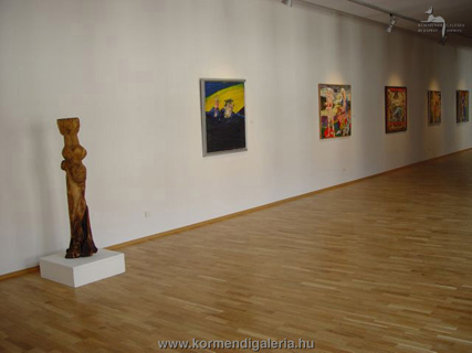 kiállítási enteriőr, Nagy Sándor szobrászművész szobra, valamint Sváby Lajos festőművész alkotásai