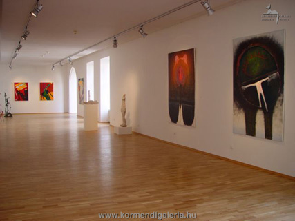 Kiállítási enteriőr, Giricz Máté festőművész festményei az előtérben