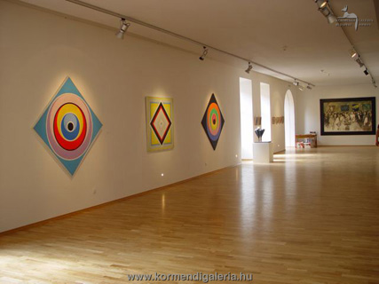 Kiállítási enteriőr, az előtérben Orosz Gellért festményei