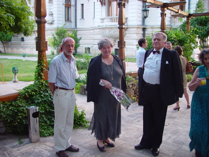 Dévényi István művészettörténész Körmendi Annával és Csák Mátéval a kiállítás megnyitója után